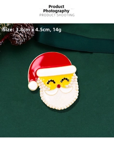Detail view of Santa Claus brooch with pearl beard and size dimensions 3.8cm x 4.5cm