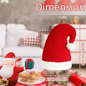 Détail d'un coussin bonnet de Noël rouge et blanc en peluche, dimensions 36x25 cm