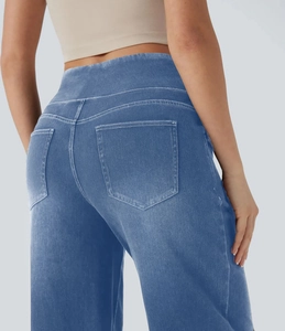 Detailansicht der blauen Denim-Hose mit hoher Taille, Gesäßtaschen und schmaler Silhouette