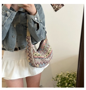 Détail du sac à bandoulière en toile tricotée colorée avec texture ondulée vibrante