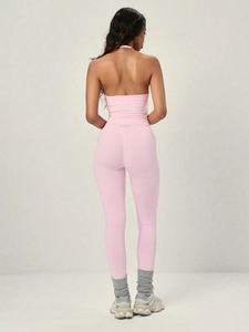 Rosa geripptes nahtloses Yoga-Set mit Neckholder-Top und Leggings in der Rückansicht