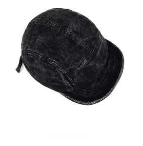 Draufsicht auf die schwarze Cord-Kappe im 5-Panel-Stil mit gewaschener Textur