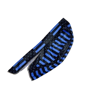 Detail eines Durags mit blauen Linien, Sternenmuster und weißen Overlock-Nähten