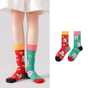 Asymmetrische rot-grüne Crew-Socken mit japanischer Glückskatze und Kirschblütenmustern