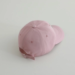 Detailansicht der Rückseite einer rosa Baumwollkappe mit verstellbarer Metallschnalle