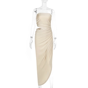 Détails de la taille découpée et du tissu froncé sur cette robe longue beige élégante
