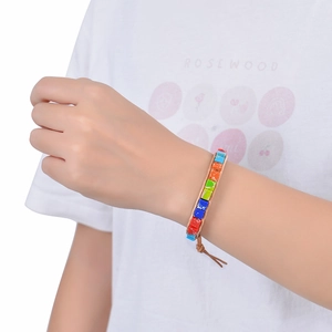 Bracelet bohème multicouche en cuir avec perles de turquoise carrées colorées
