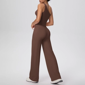 Ensemble haut de yoga asymétrique et pantalon de fitness large marron foncé, vue latérale