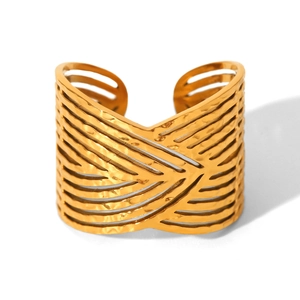 Anello largo aperto in oro con design a foglia e trama geometrica traforata