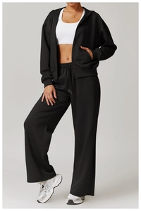 Nahaufnahme der schwarzen High-Waist-Sweathose mit elastischem Kordelzug am Bund