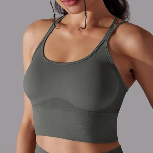 Détail du soutien-gorge de sport sans couture gris avec bande côtelée et maille