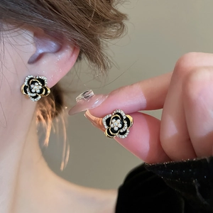 Boucles d'oreilles camélia vintage avec émail noir, perle blanche et finition dorée