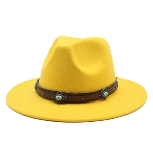 Vue détaillée du chapeau fedora en laine jaune avec ruban cuir et pierre turquoise