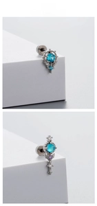 Gros plan sur les clous d'oreilles en acier titane avec zircon bleu étoile et lune