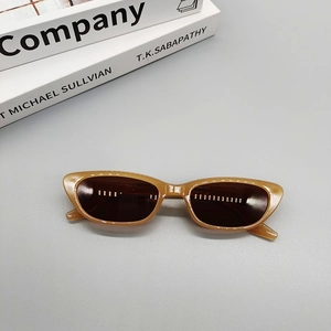 Gros plan de lunettes de soleil œil-de-chat rétro avec monture ambre et verres foncés