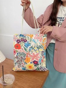 Sac fourre-tout en toile à fleurs avec imprimé floral coloré présenté par un mannequin