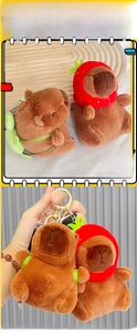 Detail van capibara pluche sleutelhanger met aardbeienhoed en schildpad rugzak