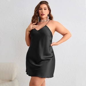 Nuisette élégante en satin noir grande taille avec fines bretelles et col en V