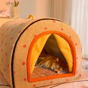 Casa cálida para mascotas con lunares y felpa naranja para perros y gatos durmiendo