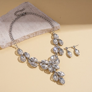 Elegant 2-piece jewelry set with leaf-shaped crystals on necklace and stud earrings