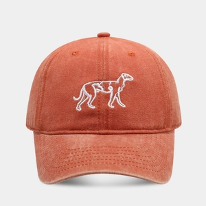 Ricamo dettagliato di un levriero su un cappellino da baseball in cotone lavato vintage