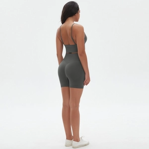 Details des grauen nahtlosen Yoga-Sets mit Sport-BH und High-Waist Fitness-Shorts im Fokus