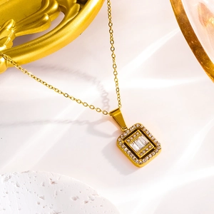 Collier en titane doré avec pendentif rectangulaire serti de zircons scintillants