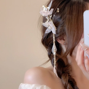 Détail de la barrette papillon avec perles et longs glands dorés métalliques