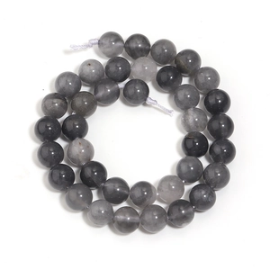Détail macro de perles rondes en cristal gris fumé poli pour la création de bijoux DIY