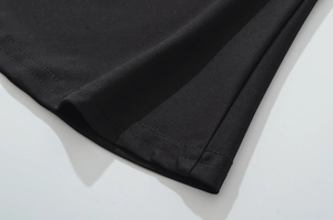 Gros plan sur l'ourlet à double aiguille et le tissu texturé noir de la jupe sirène