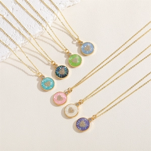 Vue détaillée de pendentifs cœur en nacre colorée avec oxydes de zirconium et or