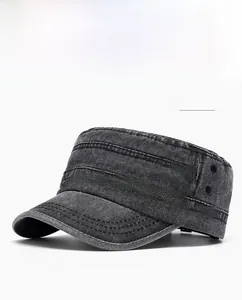 Détail d'une casquette militaire en denim noir avec œillets métalliques et coutures