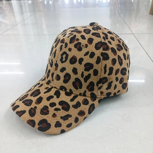 Dettaglio di un cappello da baseball leopardato in velluto a coste con visiera curva