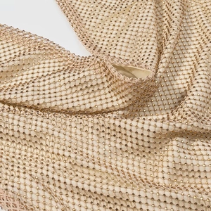 Abito linea A schiena scoperta con scollo all'americana e dettagli in strass dorati