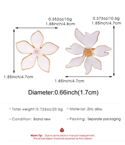Dimensions détaillées des bagues fleurs en émail blanc avec perles en alliage