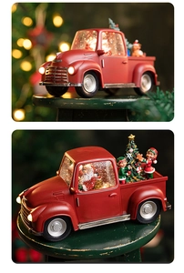 Vue détaillée du camion de Noël rouge rétro avec boule de cristal, Père Noël et lumières