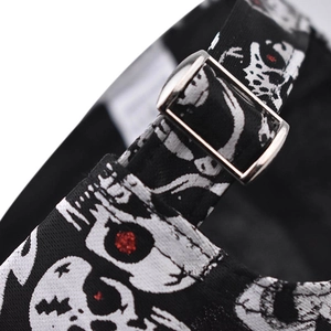 Detail der Totenkopf-Basecap mit Metallschnalle und roten Akzenten in den Augen