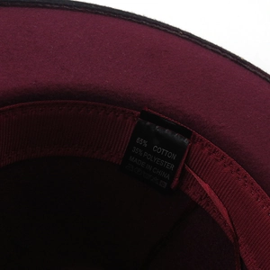Dettaglio interno del cappello in lana bordeaux con fascia tergisudore in cotone e poliestere