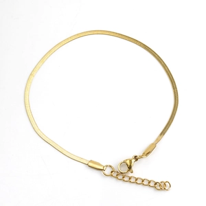 Detailansicht der goldenen flachen Schlangenkette mit Karabinerverschluss und Verlängerung