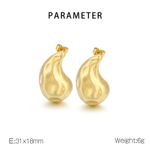 Macro shot of 18K gold hammered teardrop C-shape earrings showing 31x18mm size details