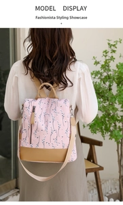 Sac à dos floral en nylon rose avec patchwork cuir marron et détails de fermeture éclair