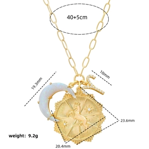 Collier doré avec pendentif Capricorne et lune en opale avec guide des tailles détaillé