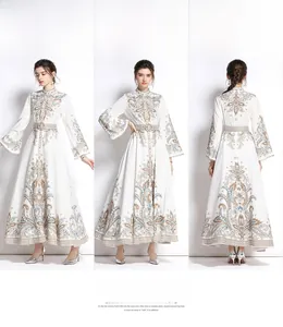 Vista in tre direzioni dell'abito bianco paisley: fronte, retro e profilo a 45 gradi