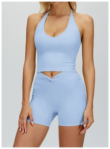 Détail du haut de yoga licou bleu clair et short taille haute avec taille croisée