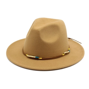 Dettaglio ravvicinato di cappello fedora in lana cammello con cinturino in pelle e perline