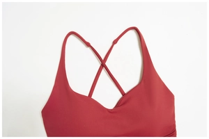 Vue détaillée du soutien-gorge de sport rouge avec bretelles croisées et tissu élastique
