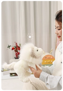 Gros plan d'une peluche lion blanc moelleuse en fausse fourrure dans un décor doux