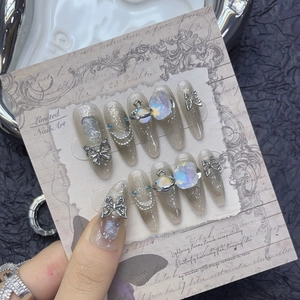 Faux ongles papillon faits main avec effet œil de chat violet et breloques 3D argentées