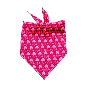 Bandana rosa per cani per San Valentino con cuori bianchi e rossi su sfondo bianco