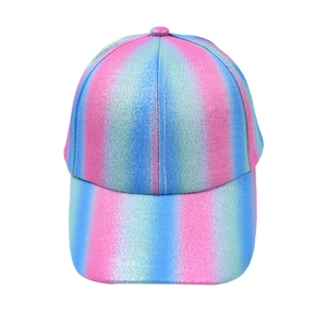 Detailansicht der Kinder-Baseballkappe mit Glitzer-Textur und pink-blauem Farbverlauf